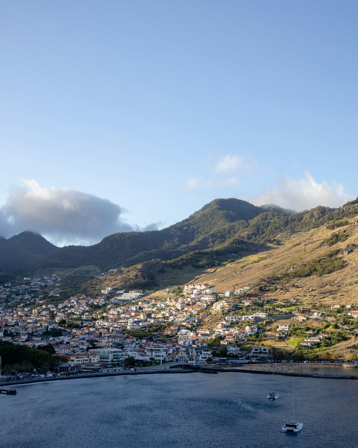 Baía e cidade de Machico, Madeira, ao pôr do sol — terra natal de Filipe Perestrelo